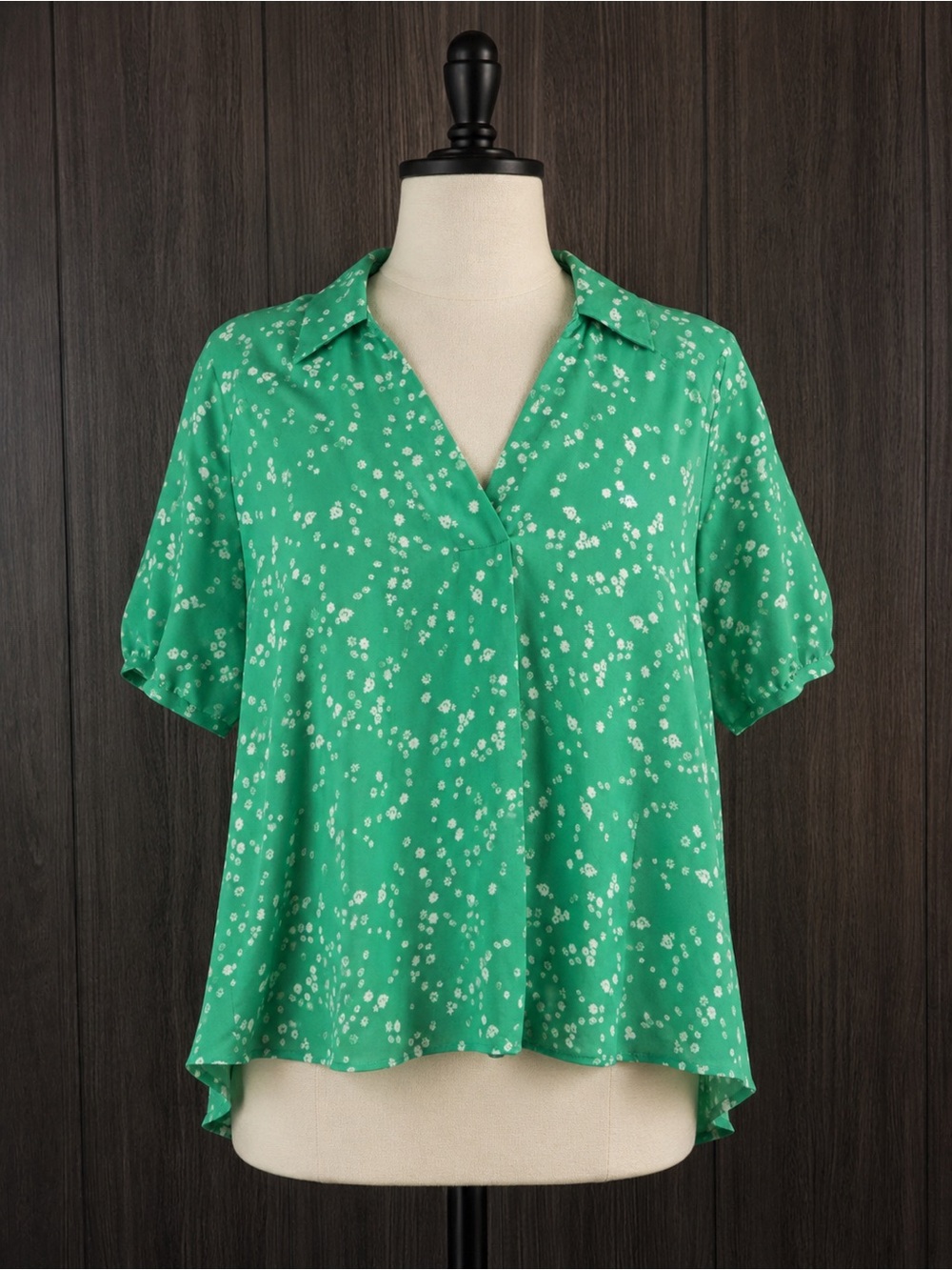CAbi green ditsy floral short-sleeve blouse Size Large
